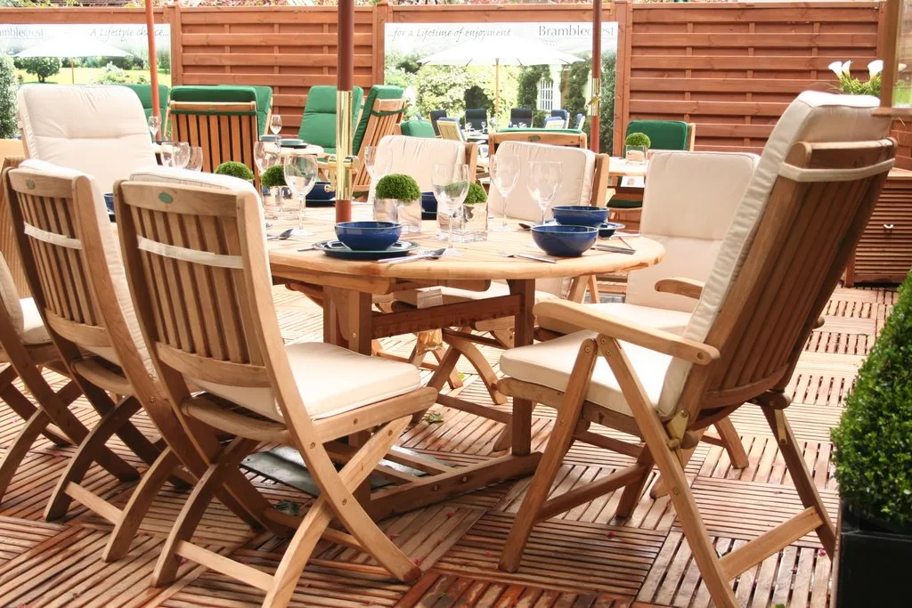 Teak houten loungeset: eigenschappen, kwaliteit en levensduur