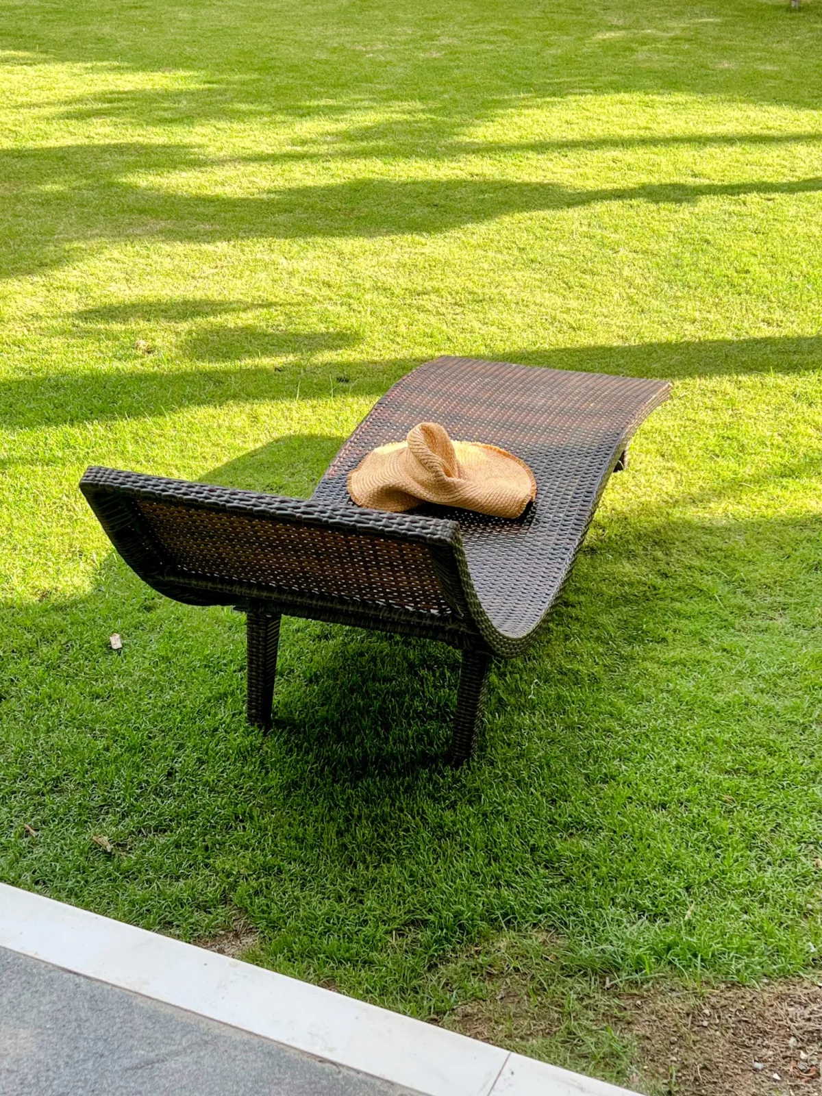 Wicker en rattan loungeset: vlechtwerk, materiaal en onderhoud uitgelegd